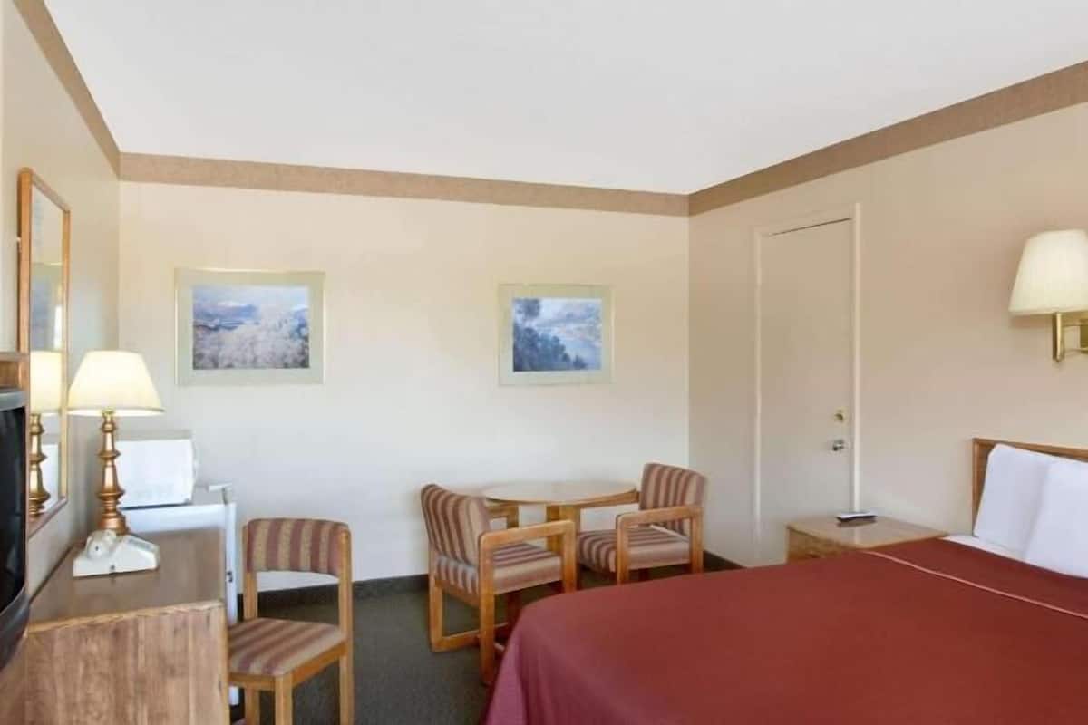 In-room safe, desk, free WiFi, bed sheets
