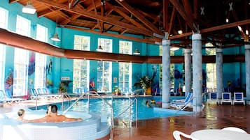 Indoor pool, 3 outdoor pools, pool loungers