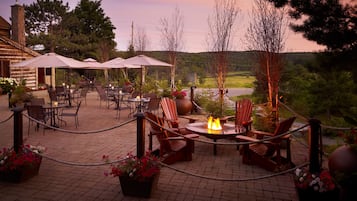 3 restaurants; breakfast, lunch, dinner, and brunch served