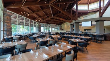 3 restaurantes: opção de café da manhã, almoço e jantar