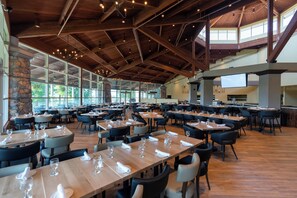 3 restaurants; breakfast, lunch, dinner, and brunch served - Deerhurst Resort (Huntsville)