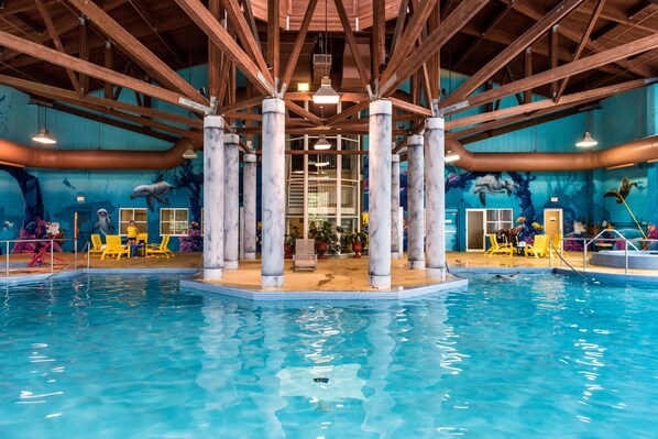 Indoor pool, 2 outdoor pools, pool loungers