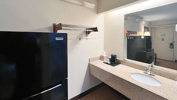 Combined shower/bathtub, free toiletries, towels
