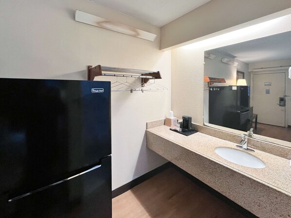 Combined shower/tub, free toiletries, towels