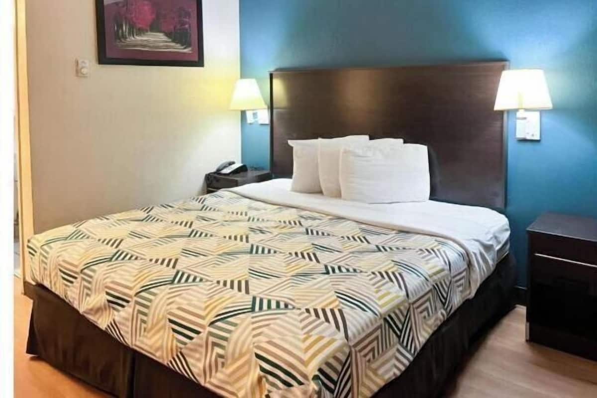 WiFi (free), bed sheets