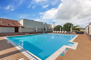 Seasonal outdoor pool - Quality Inn Paris (Paris)