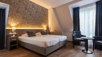 Comfort Room, 2 Twin Beds, Non Smoking | In-room safe, desk, laptop workspace, blackout drapes