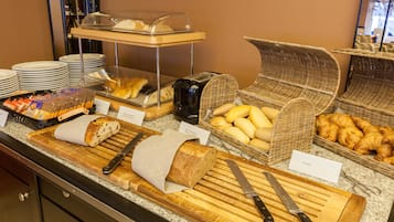 Daily continental breakfast (EUR 15.50 per person)