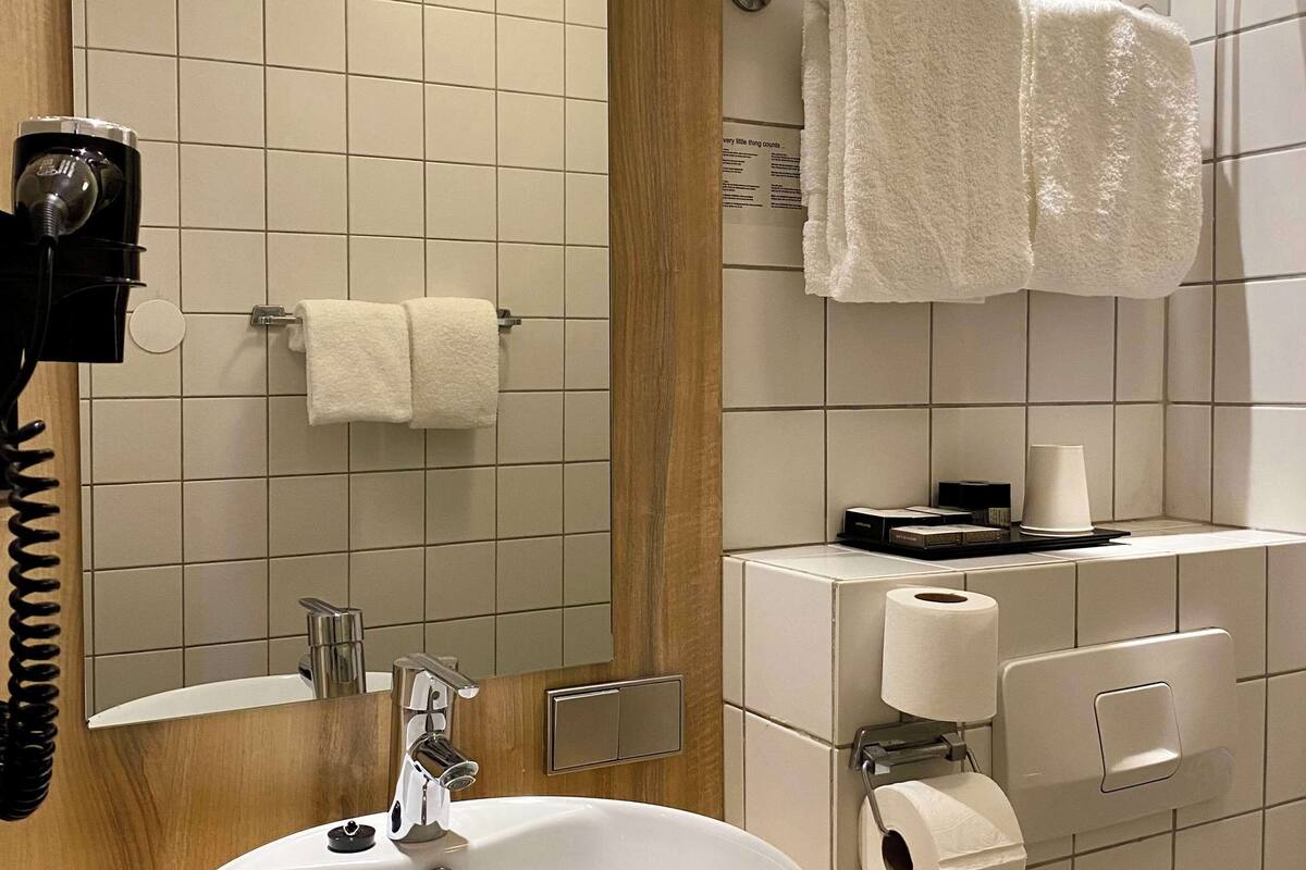 standard room, 2 single beds, non smoking | bathroom | free toiletries, hair dryer, towels