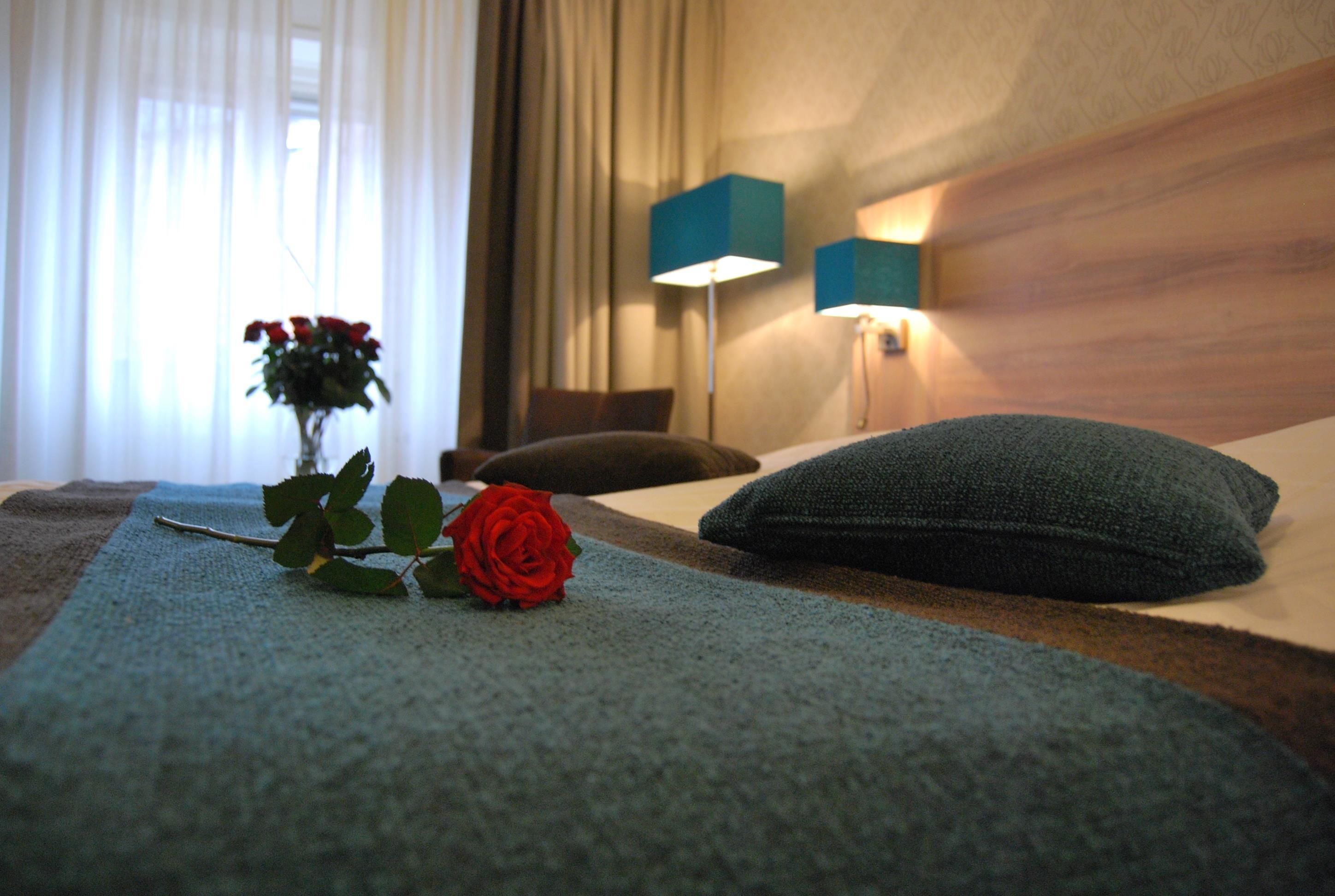 junior suite, 1 double bed, non smoking | 1 bedroom, in-room safe, desk, laptop workspace