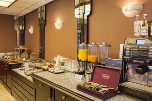 Desayuno continental (EUR 15.50 por persona) 