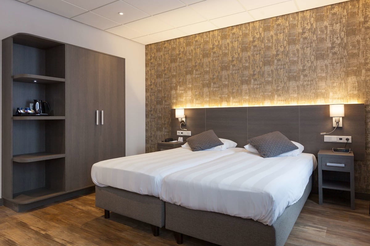 comfort room, 2 single beds, non smoking | 1 bedroom, in-room safe, desk, laptop workspace