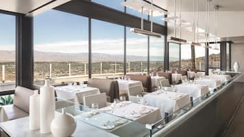 2 restaurantes; se sirve almuerzo y cena; cocina americana
