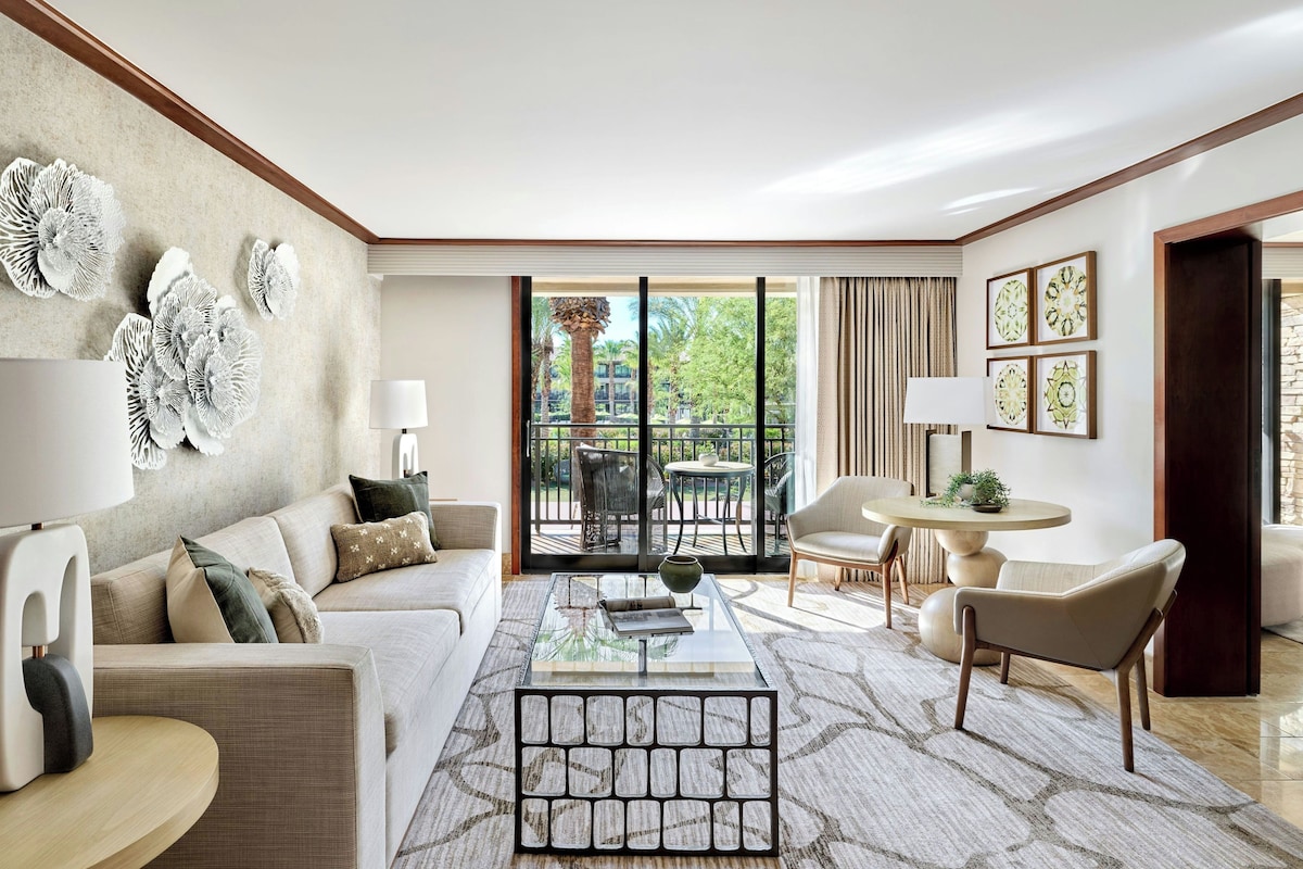 Executive Suite, 1 Double Bed, Balcony | Living room