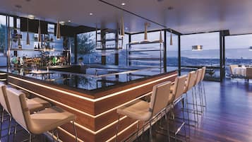 Bar Ă cocktails, vue sur la piscine, ouvert tous les jours
