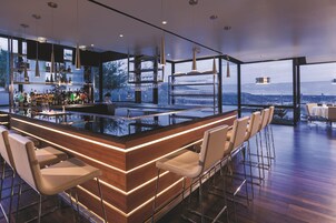 Bar de cocktails, con vista a la piscina, abre todos los días