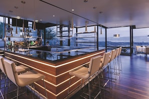 Cocktailbar, utsikt mot bassenget, åpen hver dag