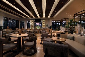 Cocktail bar, poolside views, open daily