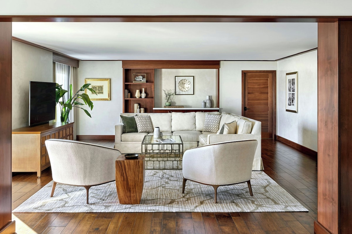 Club Suite, 1 Bedroom | Living room
