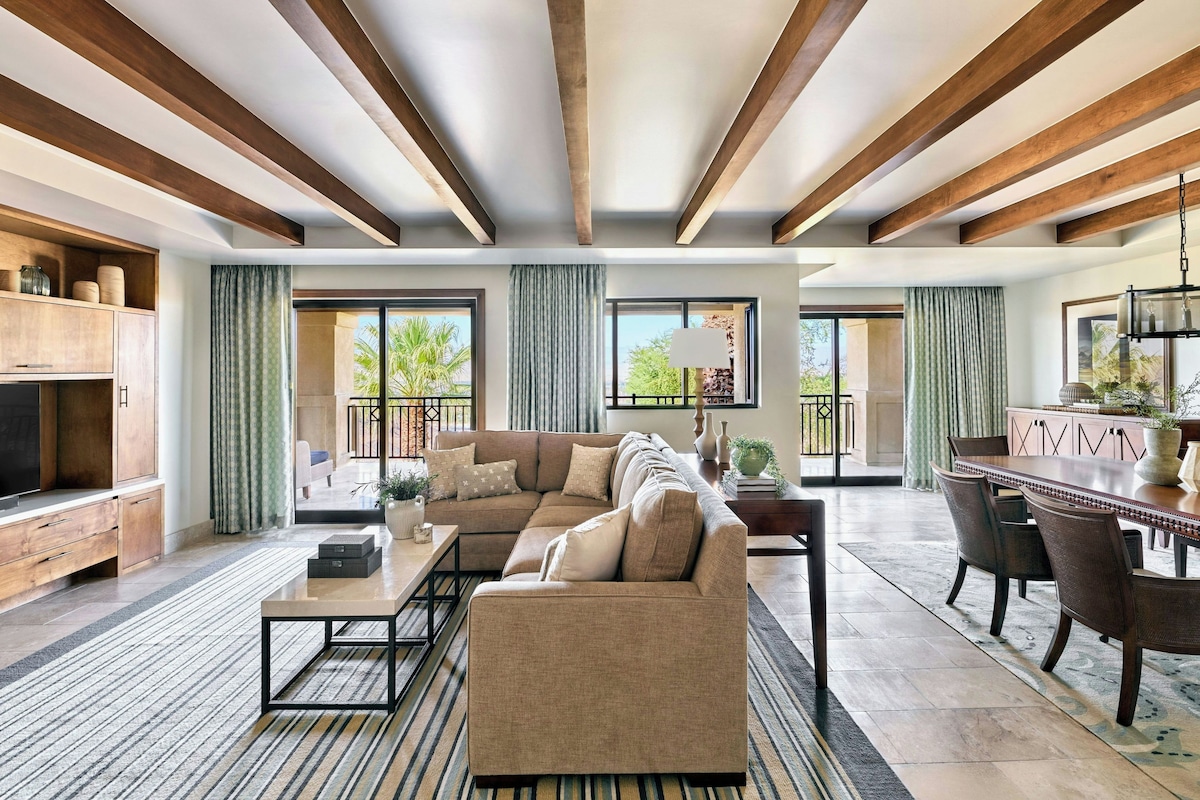 Suite, 1 Double Bed | Living room