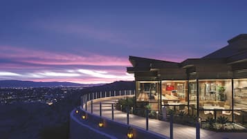 2 restaurantes, se sirven comidas, cenas y cocina americana