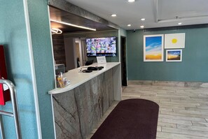 Lobby - Days Inn by Wyndham West Des Moines / Clive (Clive)
