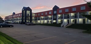 Front of property - evening/night - Days Inn by Wyndham West Des Moines / Clive (Clive)