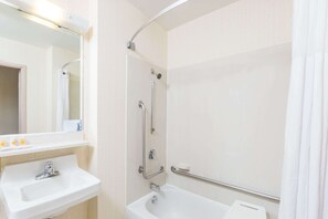 Combined shower/bathtub, free toiletries, hair dryer, towels - Days Inn by Wyndham West Des Moines / Clive (Clive)