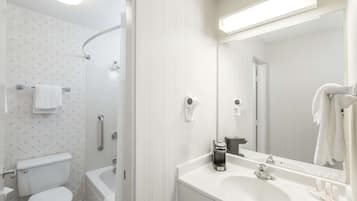 Ensemble baignoire-douche, articles de toilette (gratuits)