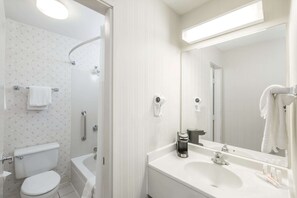 Combined shower/bathtub, free toiletries, hair dryer, towels - Days Inn by Wyndham West Des Moines / Clive (Clive)