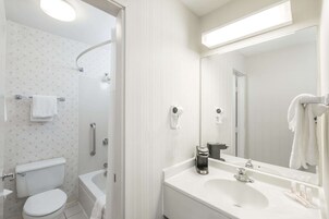 Combined shower/tub, free toiletries, hair dryer, towels