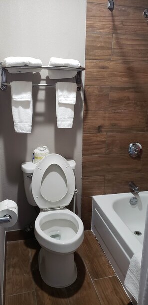 Een bad/douchecombinatie, gratis toiletartikelen, een haardroger