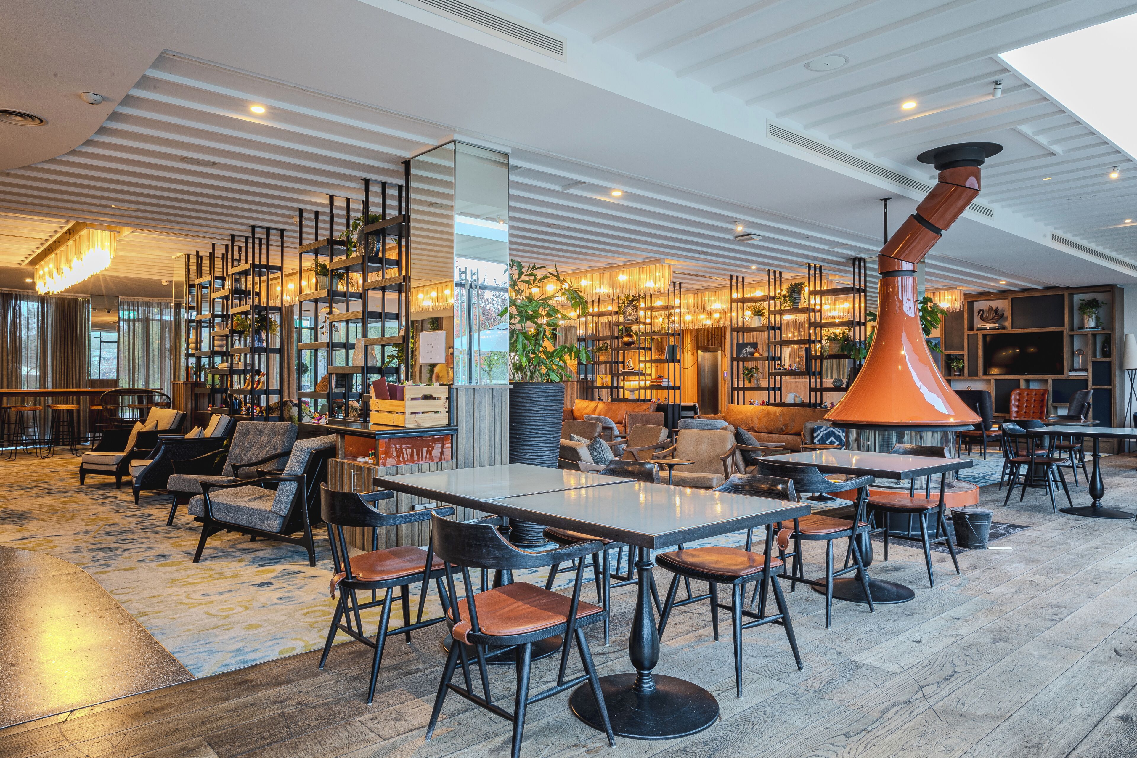 2 bars/lounges, lobby lounge
