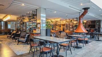 2 bars/lounges, lobby lounge