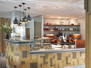 Lounge dans le hall, restauration en plein air, ouvert tous les jours