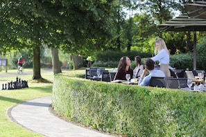 Petit déjeuner, déjeuner et dîner servis sur place, vue sur le jardin