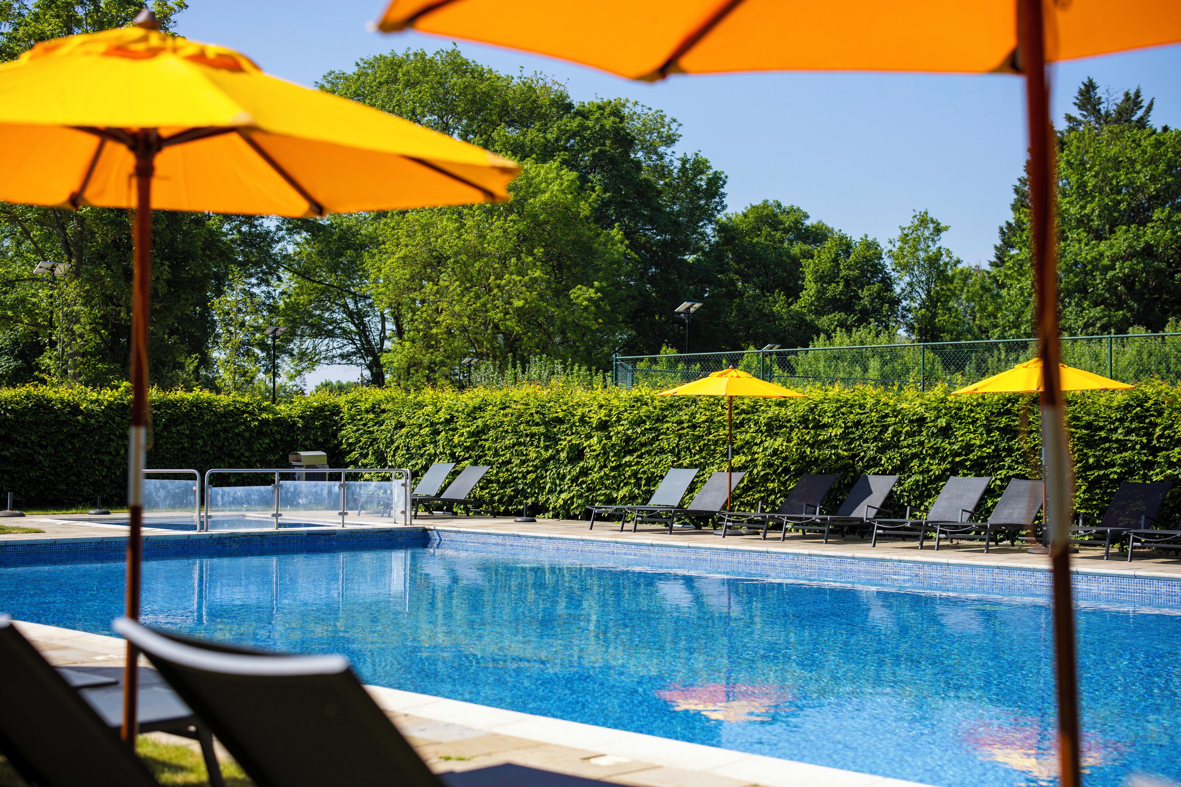 실내 수영장, 시즌별로 운영되는 야외 수영장, 일광욕 의자