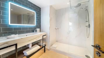 Standard Double Room - Exclusively For Adults | Baño | Secador de pelo, albornoces, toallas y jabón
