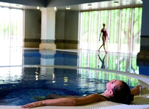 Een sauna, een bubbelbad, een stoombad, lichaamsbehandelingen