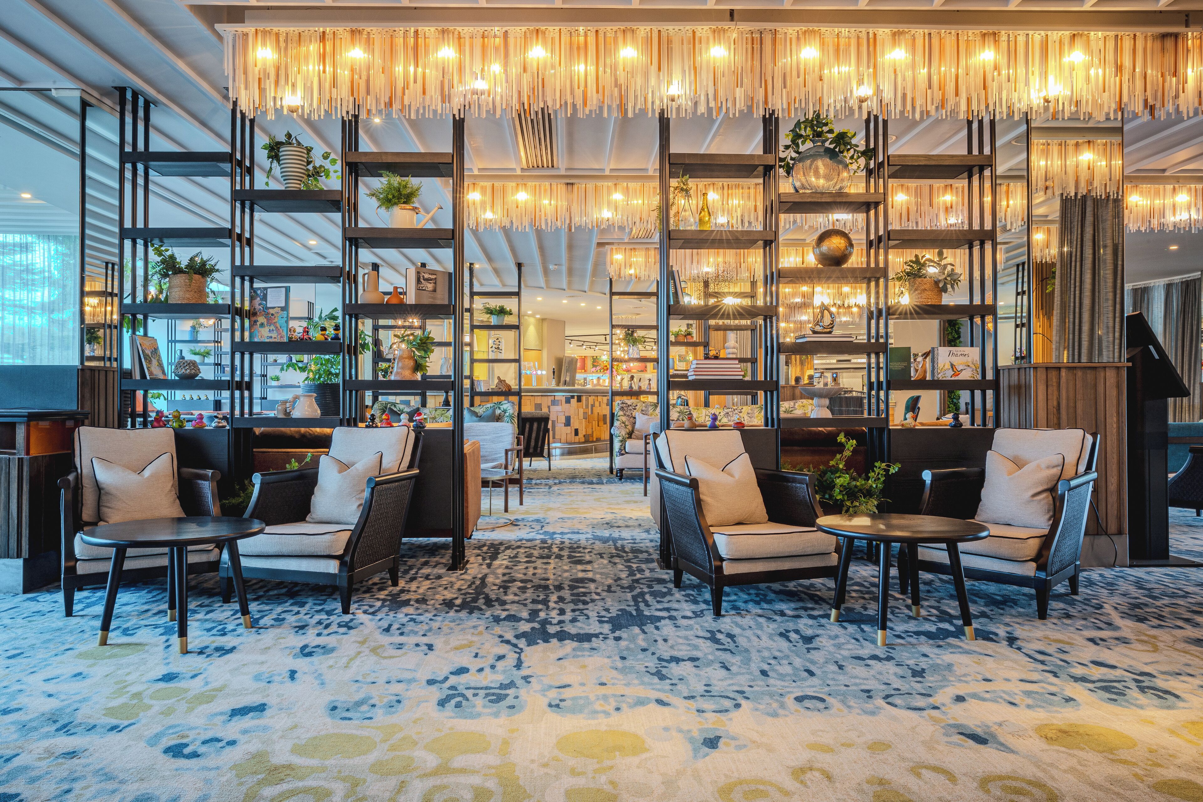 2 bars/lounges, lobby lounge