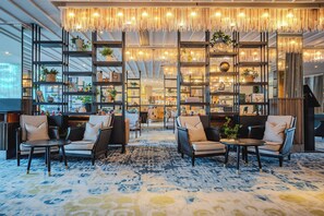 2 Bars/Lounges, Lobby-Lounge