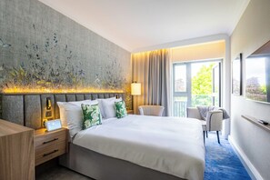 Hypo-allergenic bedding, in-room safe, iron/ironing board, free WiFi - The Runnymede on Thames Hotel and Spa (Egham)