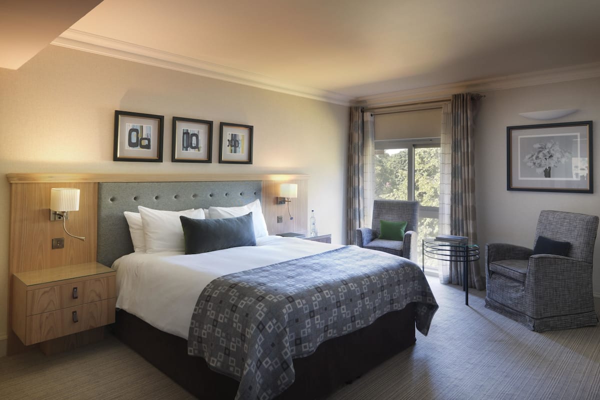 Hypo-allergenic bedding, in-room safe, desk, soundproofing