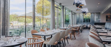 2 bars/lounges, lobbylounge