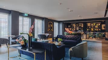 2 bars/lounges, lobby lounge