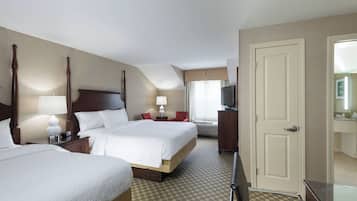 Camera, 2 letti queen | Biancheria da letto ipoallergenica, una scrivania, postazione laptop