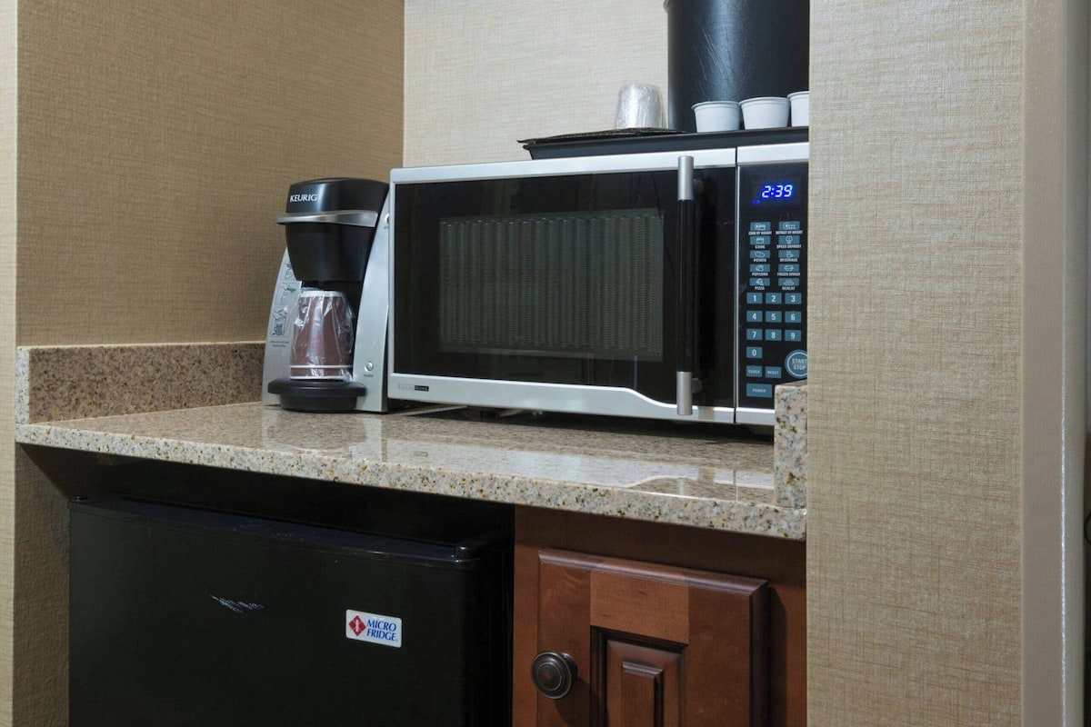 1 bedroom, hypo-allergenic bedding, desk, laptop workspace