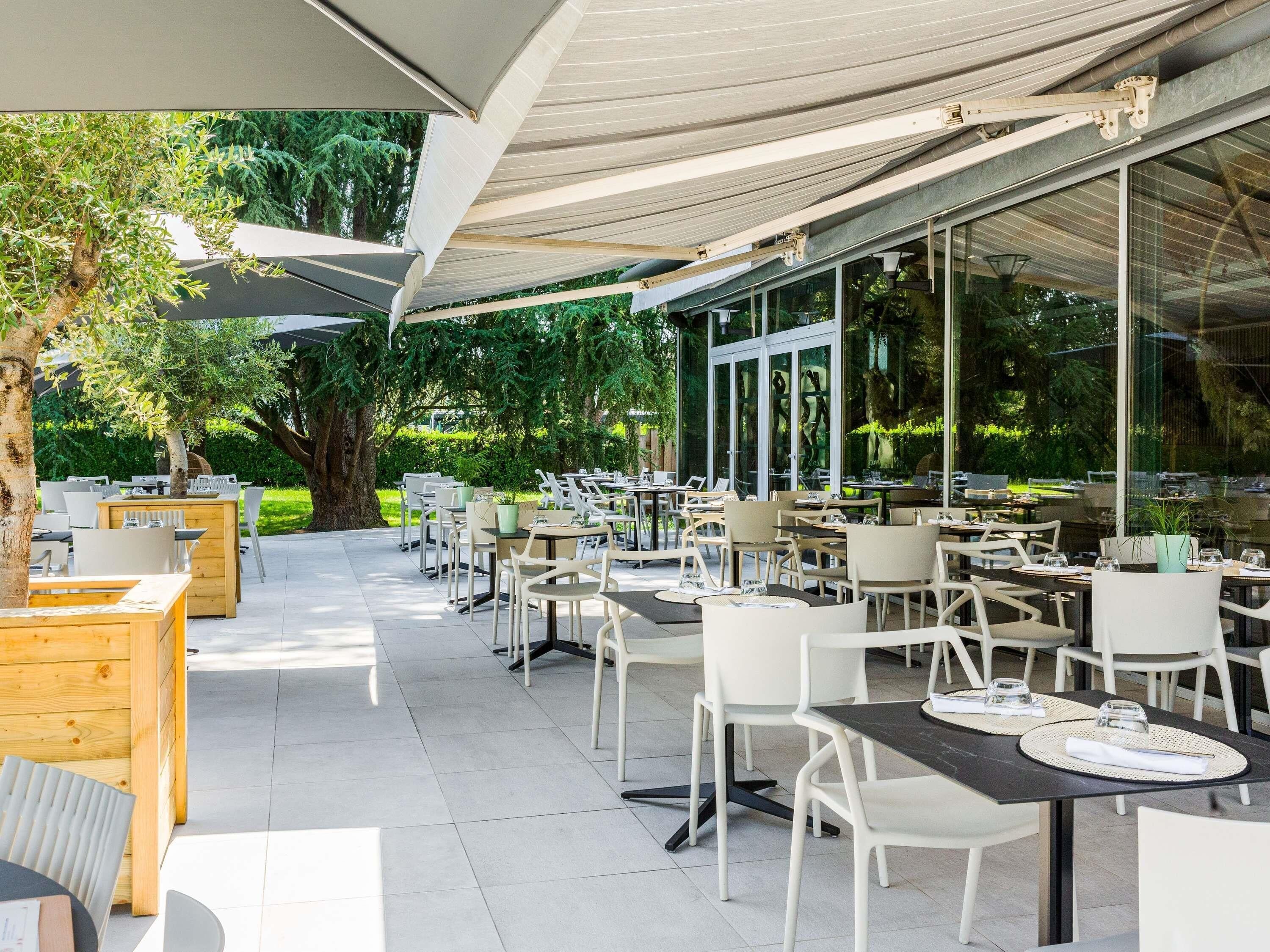 Petit déjeuner, déjeuner et dîner servis sur place, vue sur la piscine