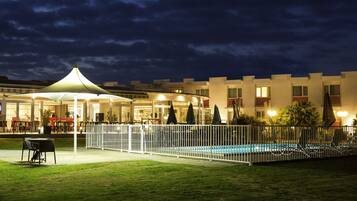 Piscine extérieure (ouverte en saison), parasols de plage