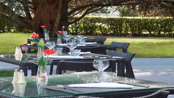 Serveert ontbijt, lunch, Franse gerechten, uitzicht op het zwembad